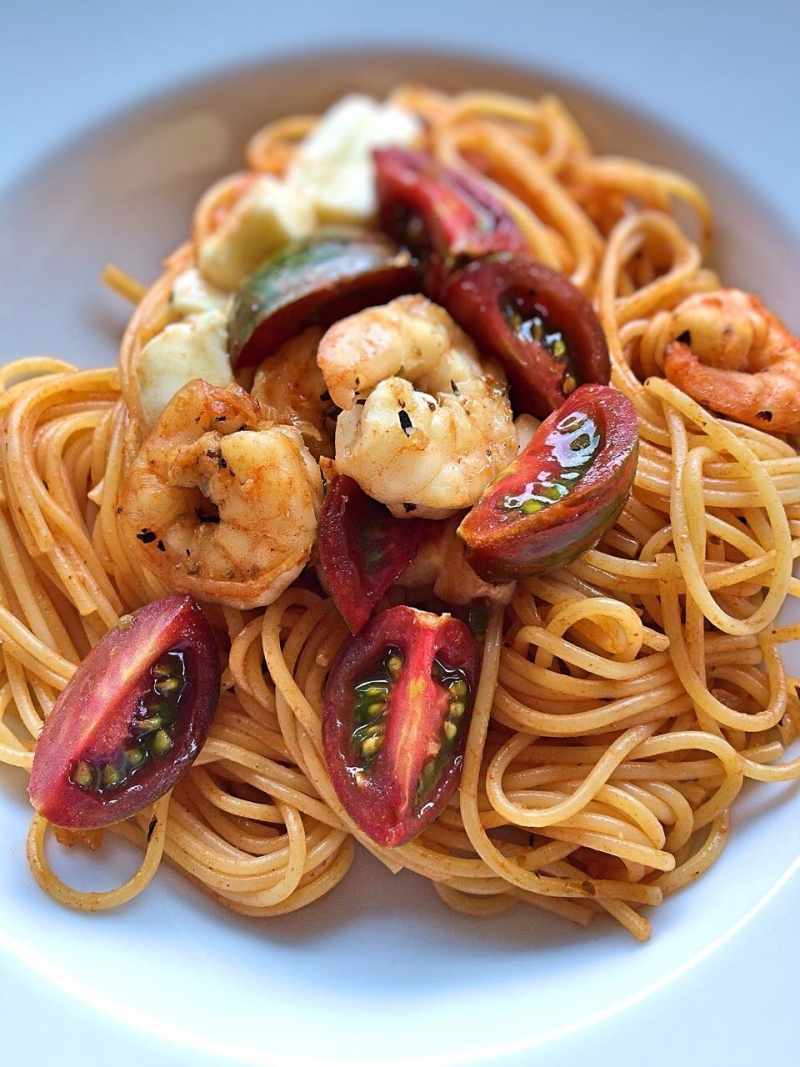 SPAGHETTI MIT SCAMPI, COCKTAILTOMATEN UND MOZZARELLA – MAIN TOMATENGLUECK